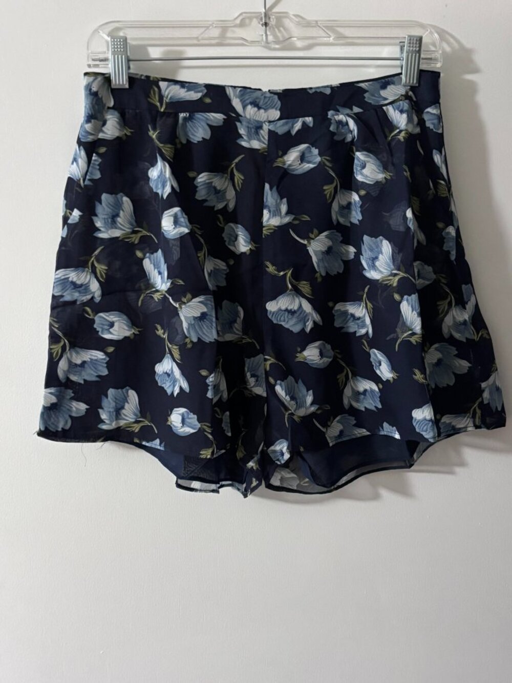 NWT Hayden Los Angeles Navy Blue Chiffon Hydrangea Floral Shorts M